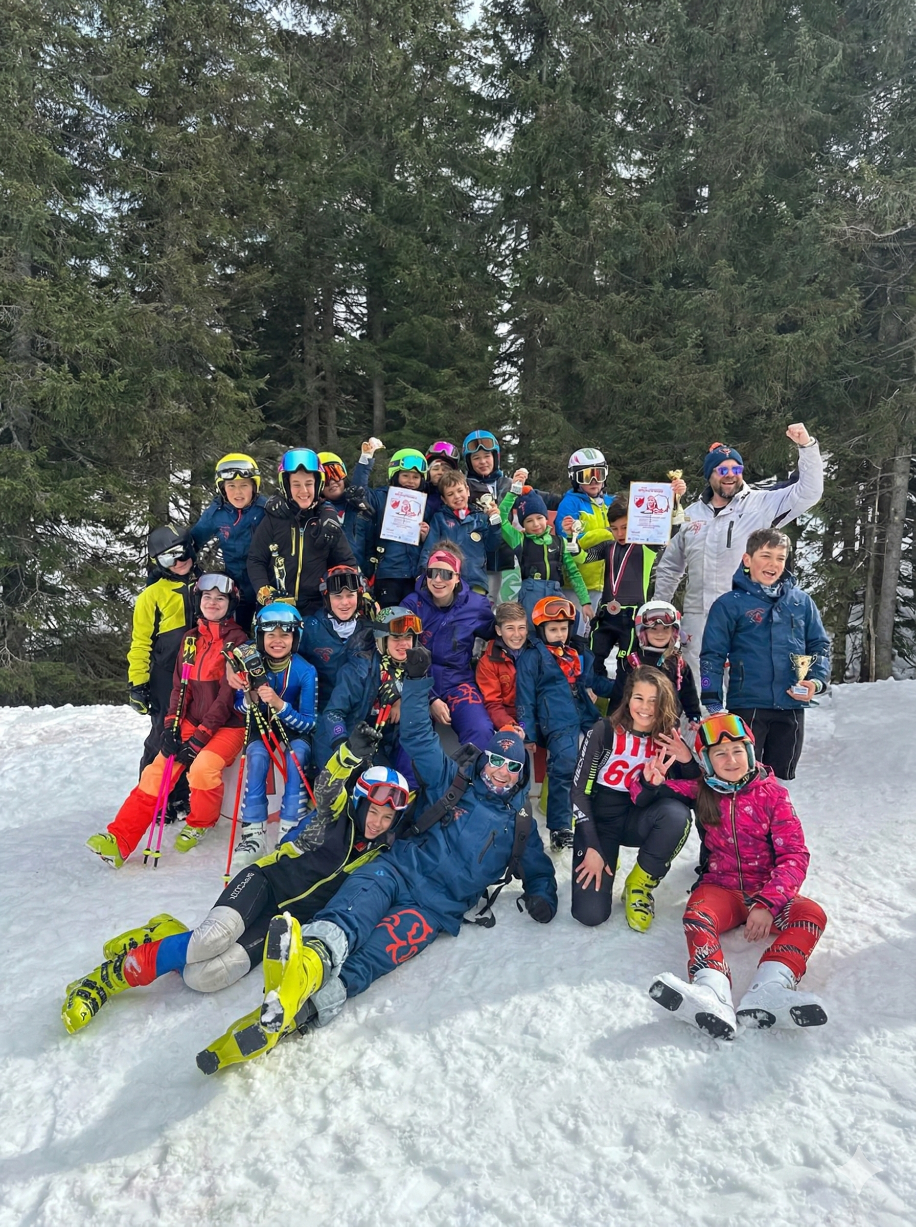 Takmičarski tim Besna Kobila — grupna fotografija sa trofejima i diplomama