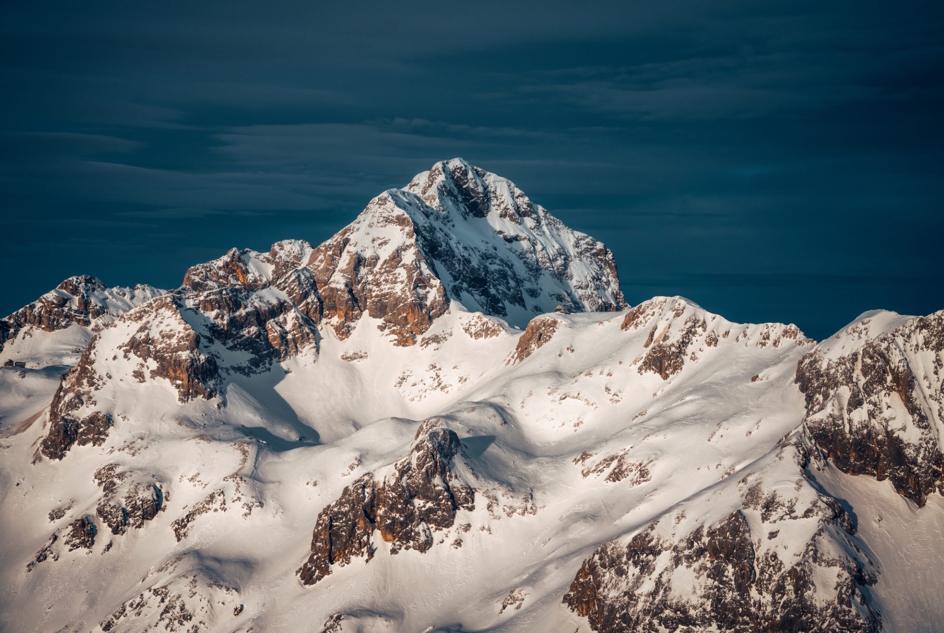Kranjska Gora ski centar — pogled na Triglav iz Julijskih Alpi, destinacija ski kampa
